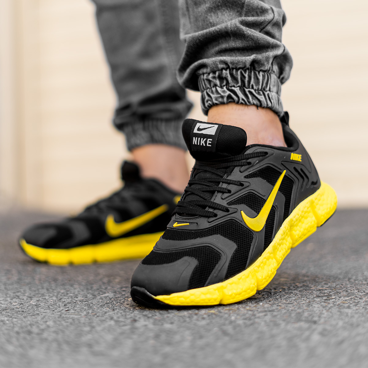 کفش ورزشی Nikeمردانه مشکی زرد مدلArax