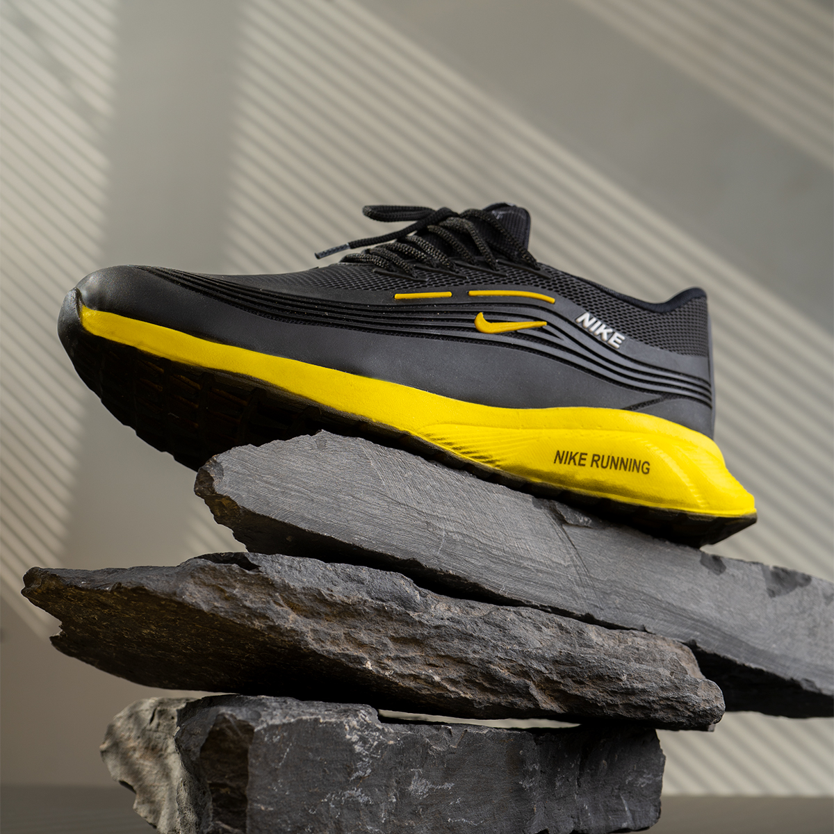 کفش ورزشی Nike مردانه مشکی زرد مدل Viliam