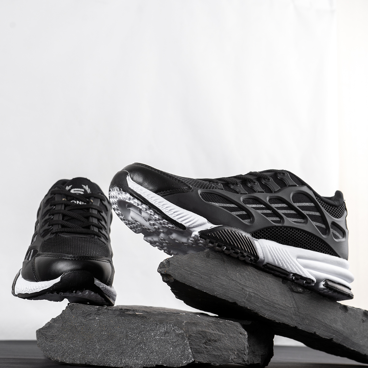 کفش ورزشی مردانه مشکی مدل Karvand