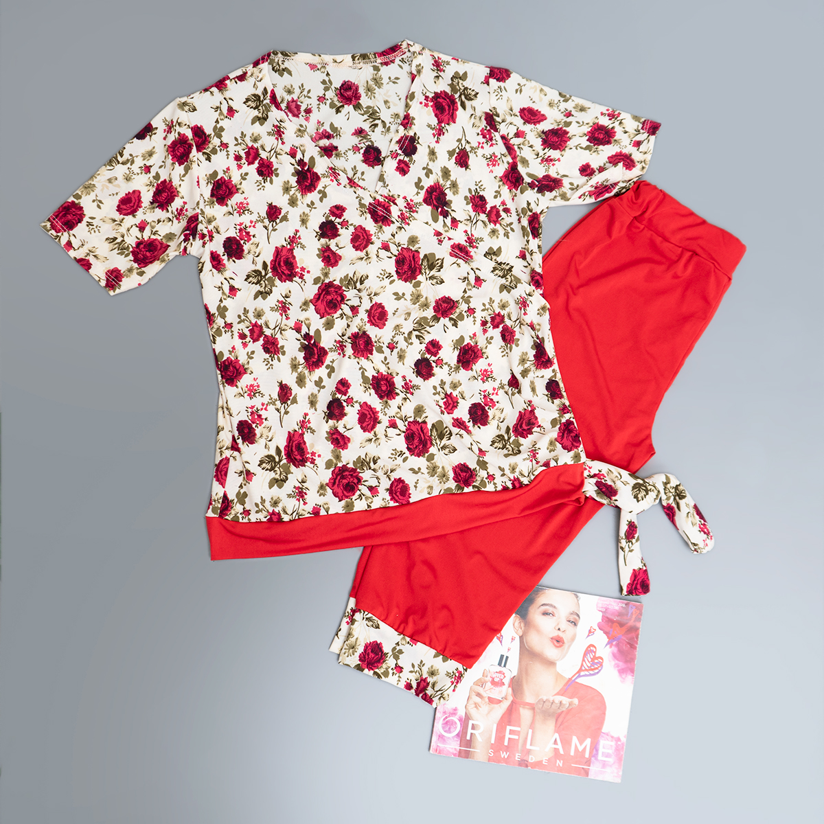 ست تیشرت شلوارک زنانه گل دار قرمز مدل ADELA